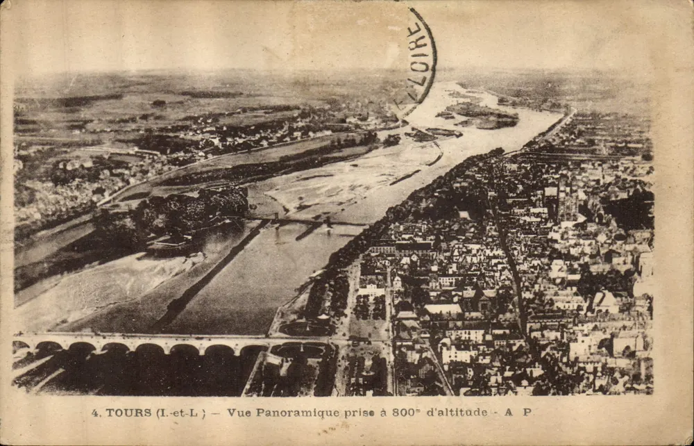 Tours (Loire) — Panoramablick aus 800 m Höhe — A. P. - Vorderseite