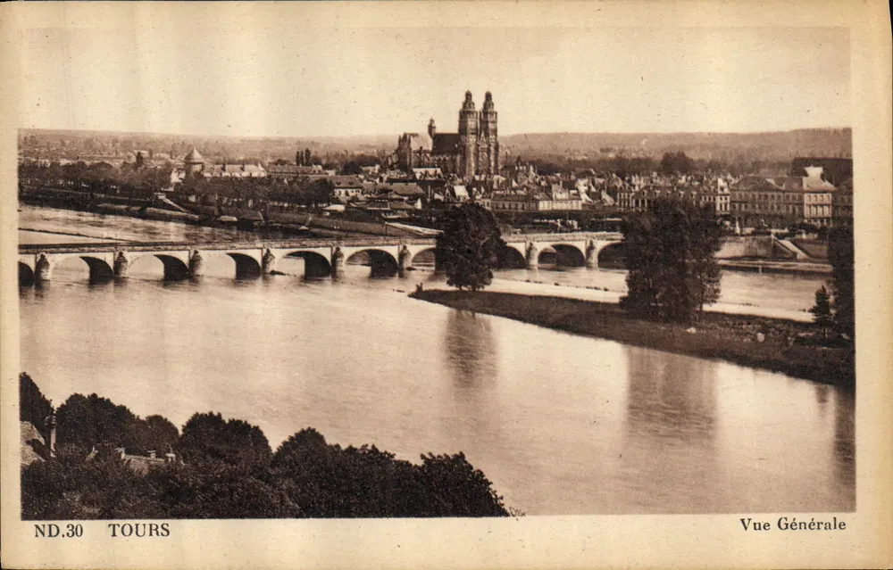 Tours — Vista Geral — ND.30 — Castelo e ponte sobre a Loire — Editor: Château des Arts Photomécaniques, Paris - Frente