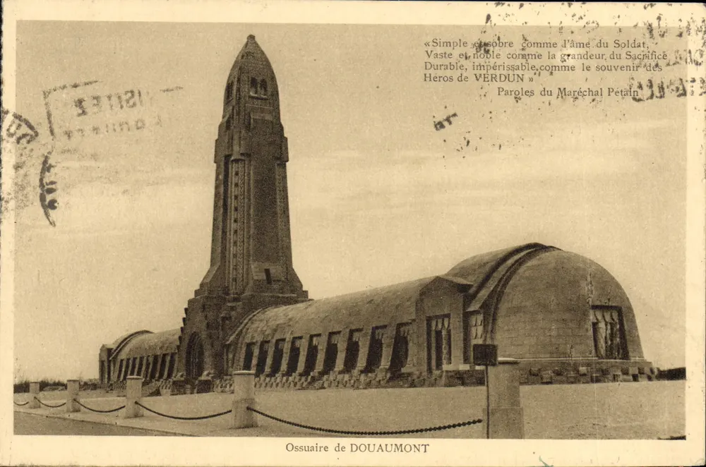 Ossuário de Douaumont — Palavras do Mariscal Pétain — (Léon Azema, Edrei e Hardy, arquitetos) - Frente