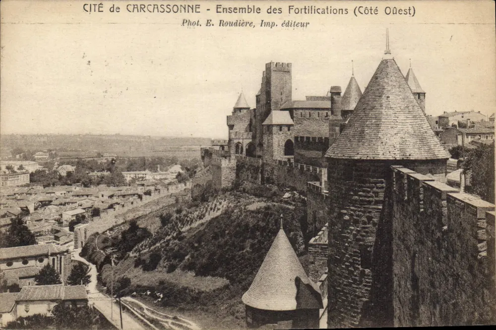 Cité de Carcassonne — Ensemble der Befestigungen (Westseite) — Fot. E. Roudière, Verlag - Vorderseite