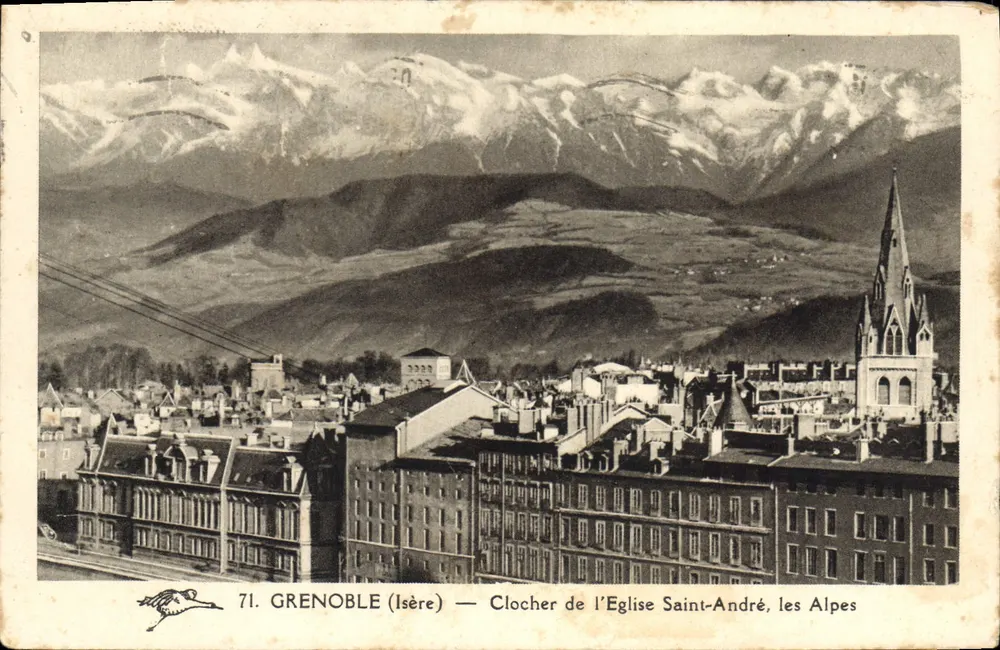 Grenoble (Isère) — Turm der Kirche Saint-André, die Alpen - Vorderseite