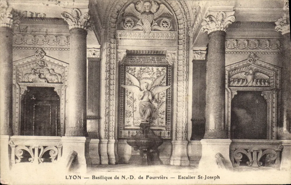 LYON — Basílica de N.-S. de Fourvière — Escada de São José - Frente