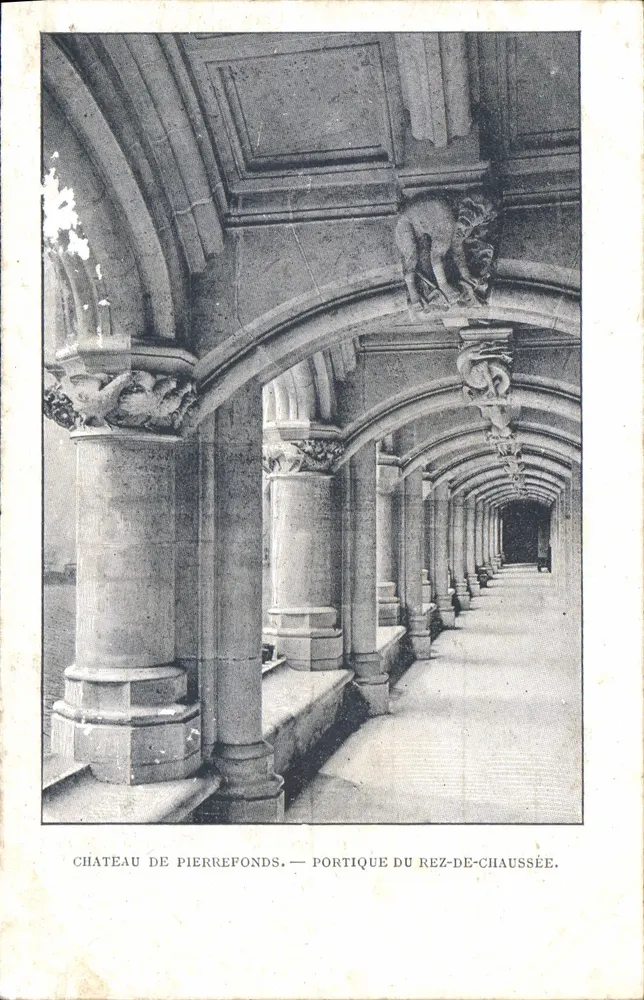 Schloss Pierrefonds — Portikus des Erdgeschosses - Vorderseite
