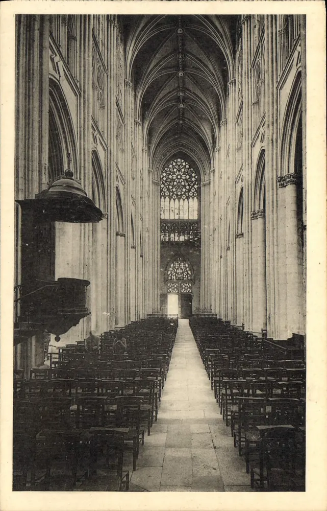 Tours — Catedral — Nef vista do Coro - Frente
