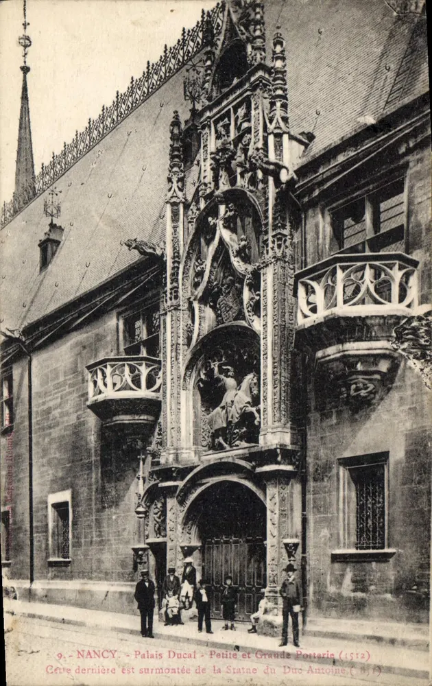 NANCY - Ducal Palace - Kleine und Große Porterie (1512) — mit der Statue des Herzogs Antoine (1512) — Léonard Geschäfte - Vorderseite