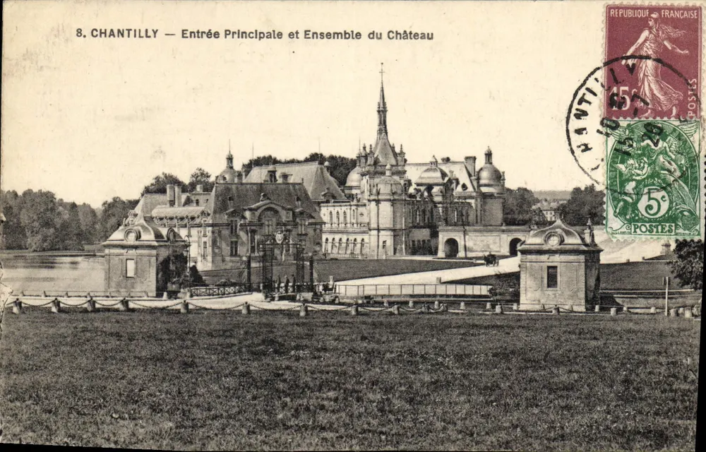 Chantilly — Entrada Principal e Conjunto do Castelo — Editor não visível - Frente