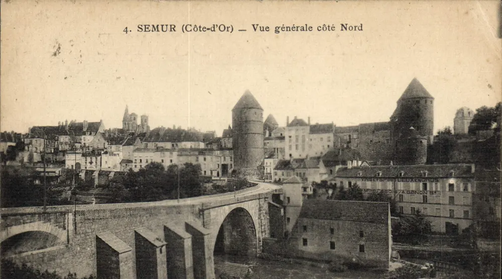 Semur (Côte-d'Or) — Allgemeine Ansicht von Norden — Verlag Vins et Spiritueux Deuxencrus - Vorderseite