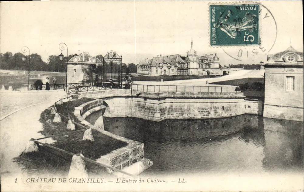 Castelo de Chantilly — A Entrada do Castelo — LL - Frente