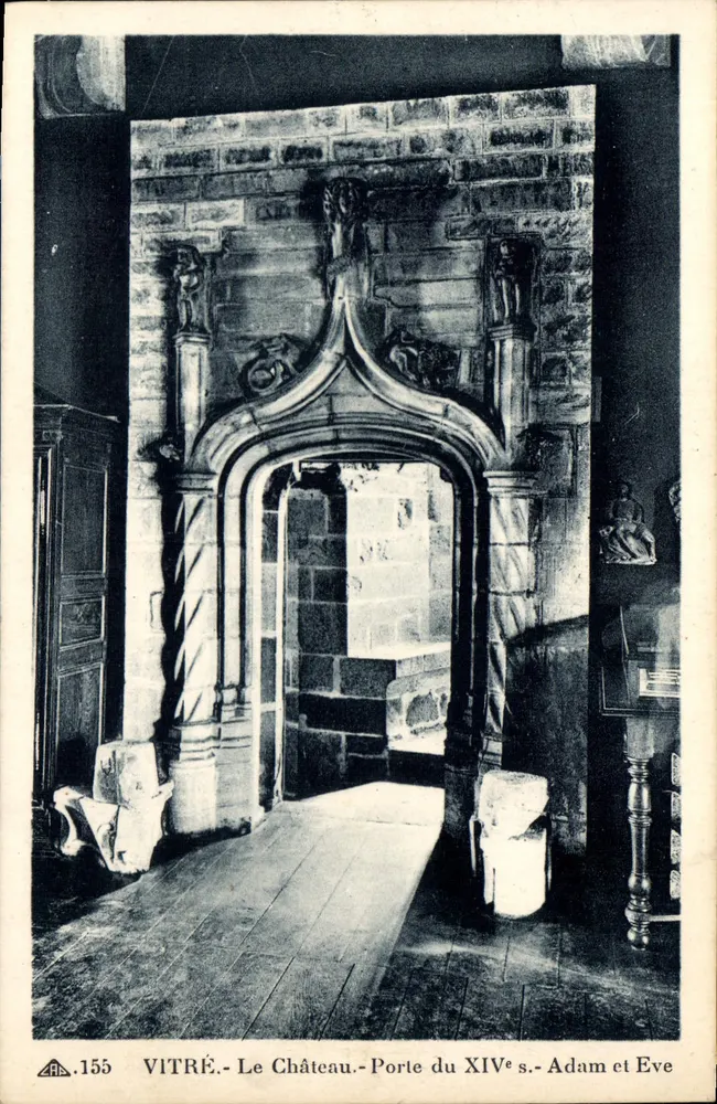 Vitré - Das Schloss - Tor des 14. Jahrhunderts - Adam und Eva - Vorderseite