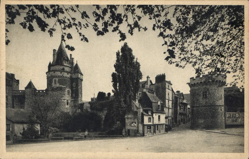 Vitré (Ille-et-Vilaine) — Rue d'Embas und Blick auf den Schloss (Tour Saint-Laurent) — Verleger J. Art Bell France, Caen - Vorderseite