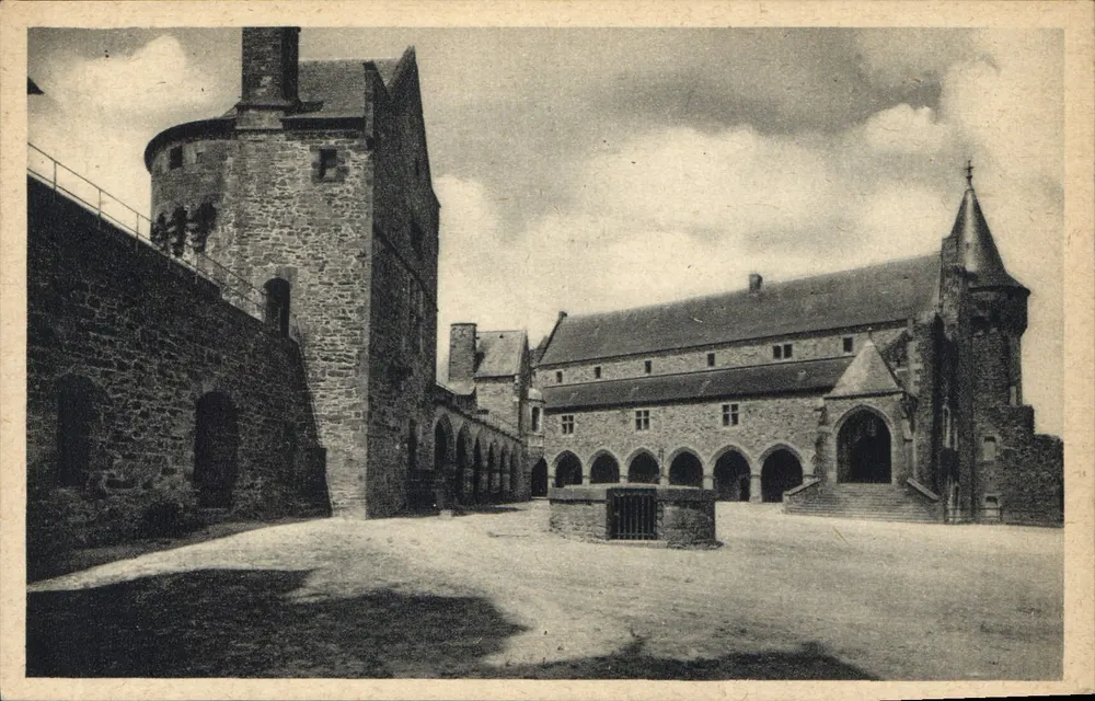 Vitré (Ille-et-Vilaine) — Das Schloss (Innenhof) — Edit. d'Art, Caen - Vorderseite
