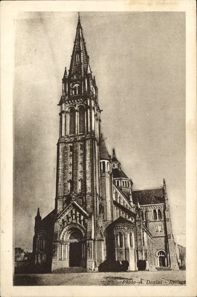 Igreja de Billancourt — vista da fachada e do campanário — Photo-A. Donias - Reininges - Frente