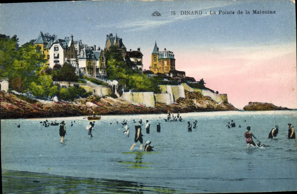 Dinard - A Ponta da Malouine — vista da praia e dos edifícios na colina — editor C° A. Aucunne das Artes Botomécanicas, Strasbourg, n° 15 - Frente