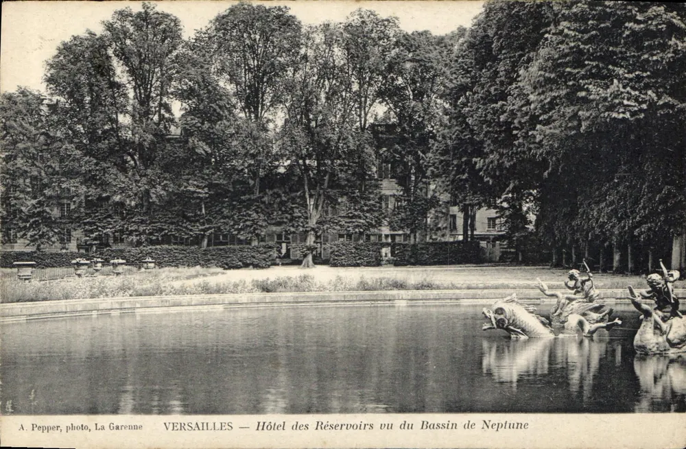 Versailles — Ansicht des Hôtel des Réservoirs vom Bassin de Neptune — A. Pepper, Foto, La Garenne - Vorderseite
