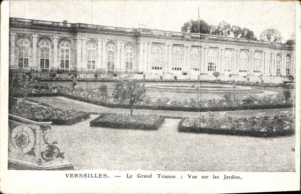 Versailles — Der Große Trianon; Ansicht der Gärten. - Vorderseite
