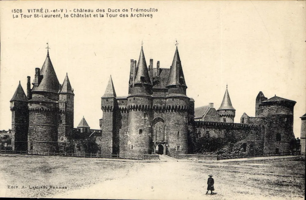 Vitré (Il-et-V) - Castelo dos Duques de Trémouille, Torre St-Laurent, o Châtelet e a Torre dos Arquivos - Frente