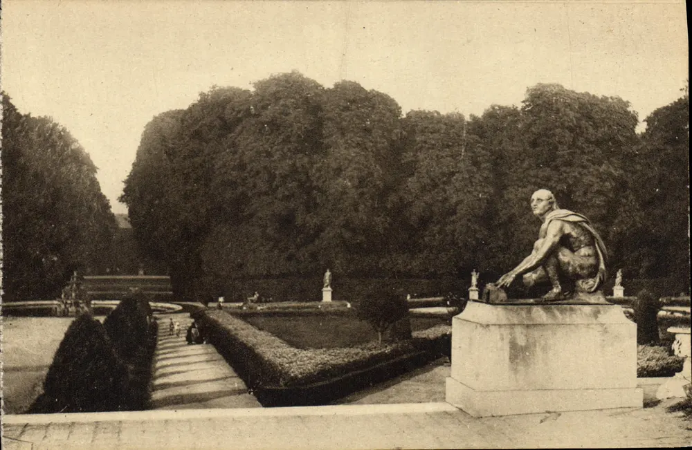 Parque de Versalhes — Jardim à la francesa com estátua — Edição Costé, 9, rue Colbert, Versalhes - Frente