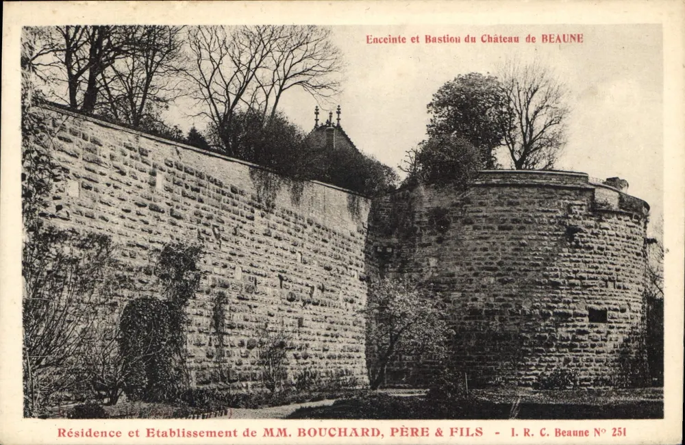 Cerco e Bastião do Castelo de Beaune — Residência e Estabelecimento dos Senhores Bouchard, Pai & Filho — I. R. C. Beaune N° 251 - Frente