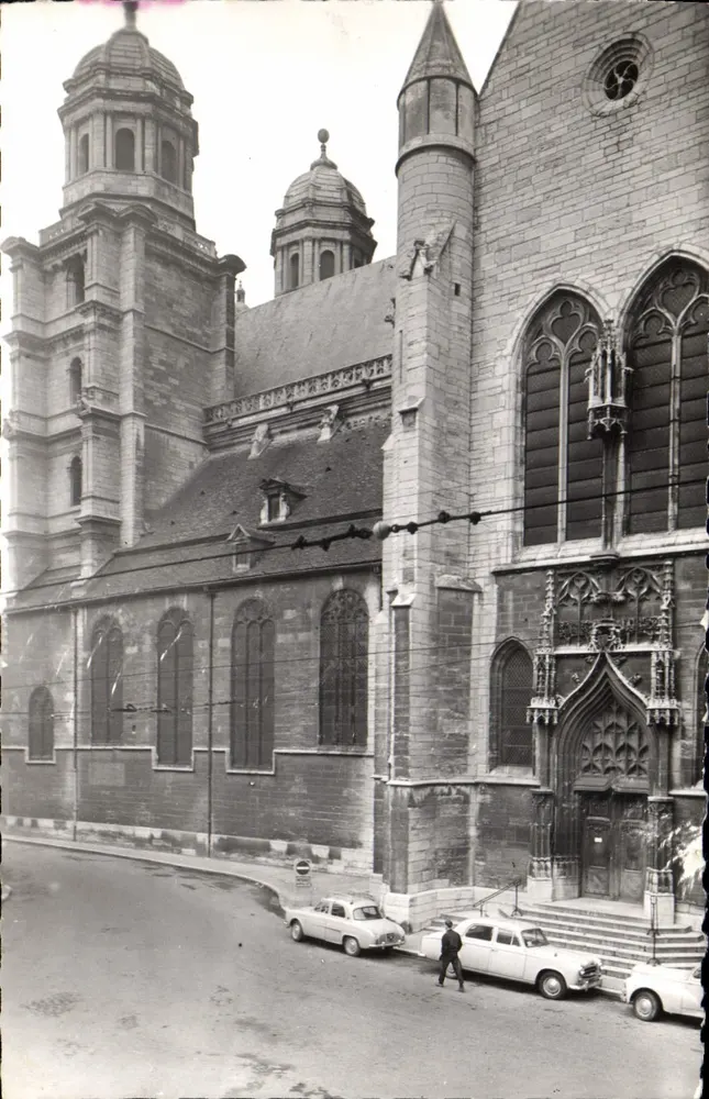 Kirche Saint-Michel in Dijon — Seitenansicht - Vorderseite