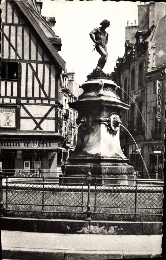 Fontaine de la Place François-Rude — statue de jeune homme nu sur socle orné — éditeur : Editions de la Place François-Rude, n° 2087 - Vorderseite