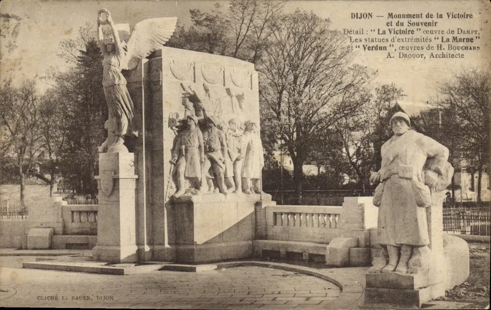 Dijon — Denkmal der Sieges und Erinnerung — Detail der Endstatuen « La Victoire » und « La Marne », Werke von H. Dampt, Architekt A. Drouour - Vorderseite