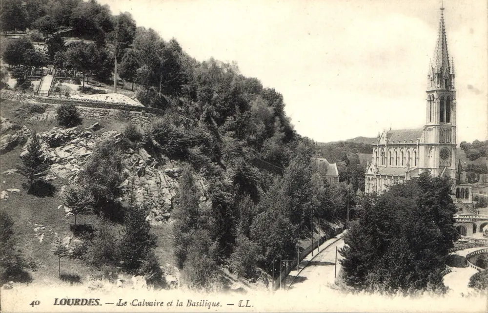 Lourdes — O Calvário e a Basílica — LL - Frente