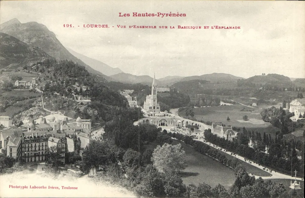 Lourdes — Vista general de la basílica y la explanada — Fototipia Labouche frères, Toulouse - Anverso