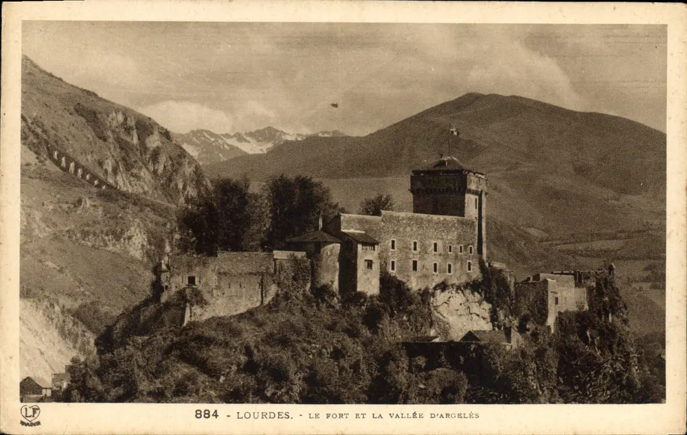 Lourdes - Der Bergfried und das Tal von Argelès — Verlag LF, Nr. 884 - Vorderseite
