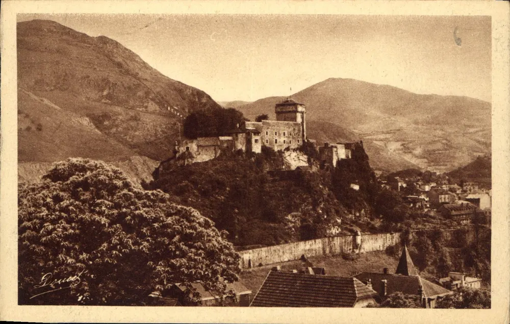 Lourdes — Het Sterkste Kasteel — Edit. P. Dant - Lourdes - Voorkant
