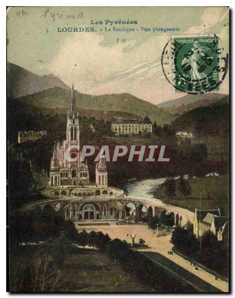 Lourdes — A Basílica — Vista aérea — Os Pirineus - Frente