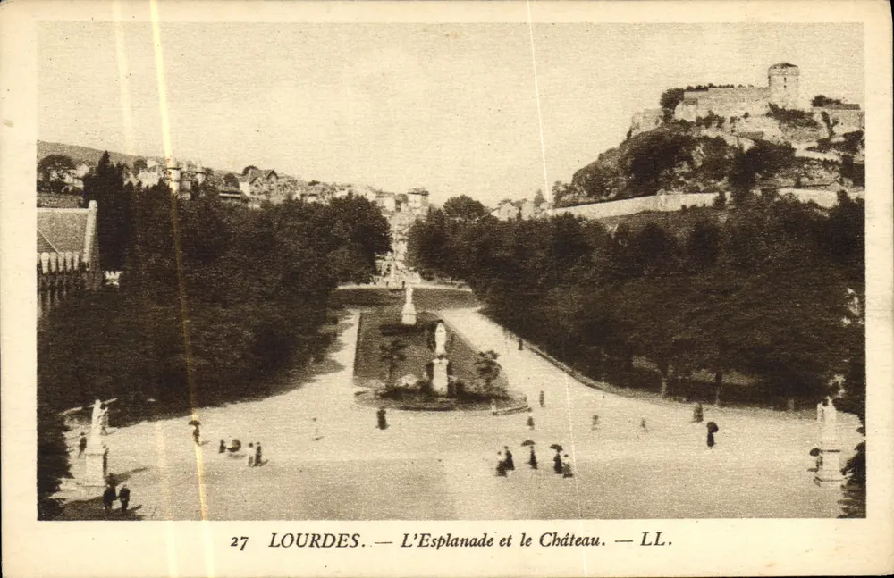 Lourdes — A Esplanada e o Castelo — LL. - Frente
