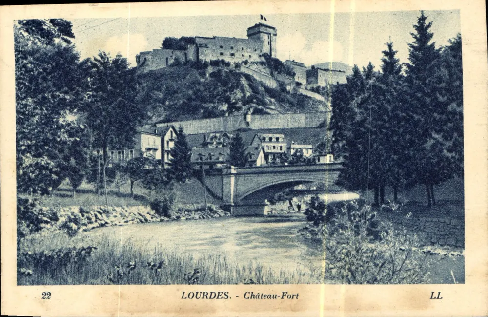 Lourdes - Castelo-Forte — vista do castelo em uma colina com um ponte no fundo — editor LL, n° 22 - Frente