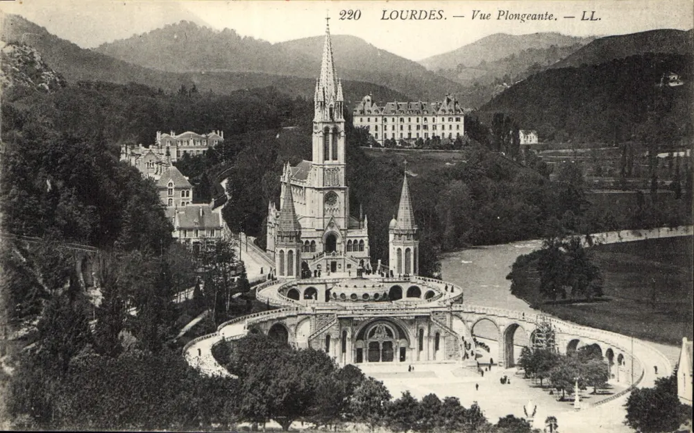 Lourdes — Vista Aérea — LL. - Frente