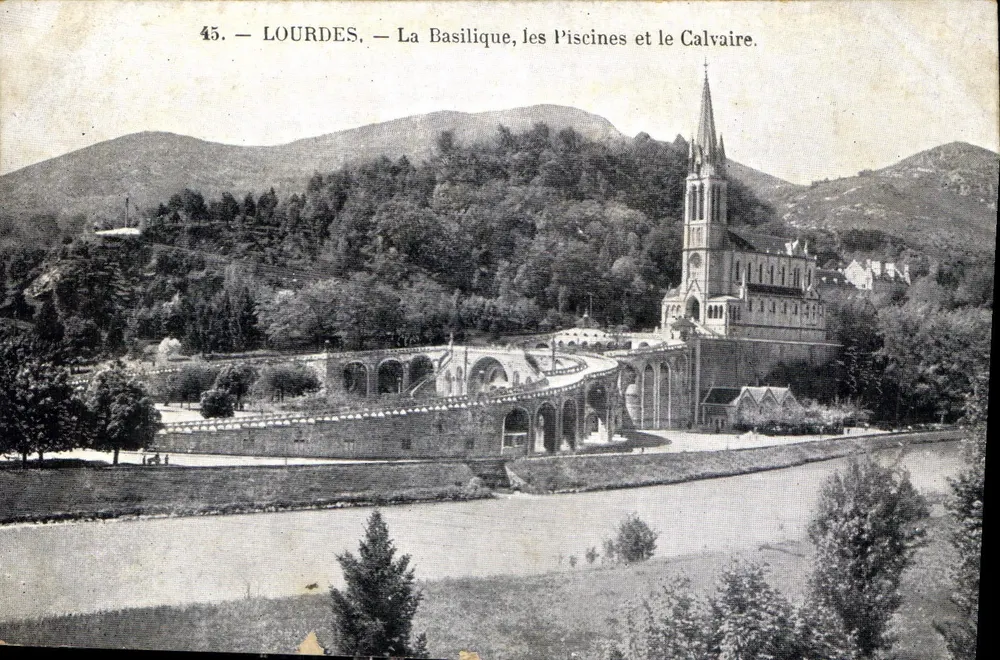 Lourdes — Die Basilika, die Becken und der Calvary — Unbekannter Verlag, Nr. 45 - Vorderseite
