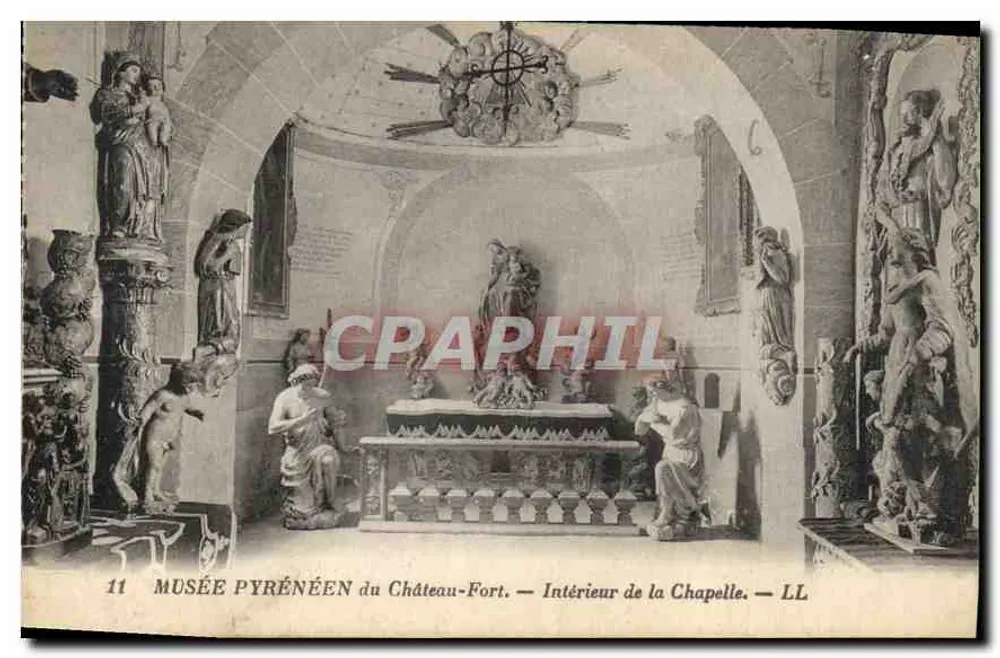 Pyränen-Museum im Château-Fort — Innenraum der Kapelle — LL - Vorderseite