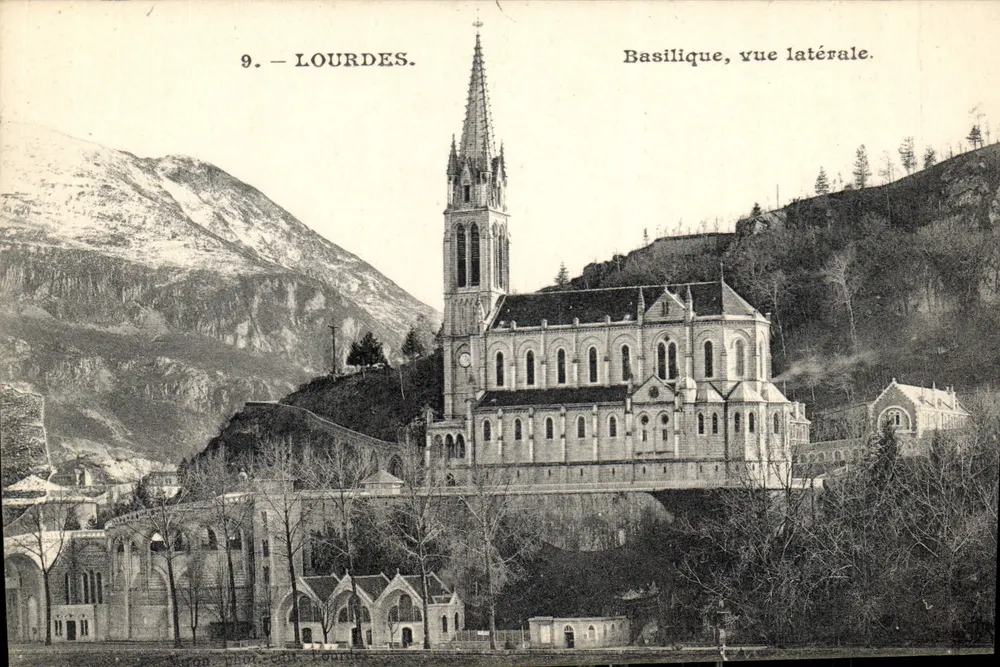 Lourdes — Basílica, vista lateral — Fot. Lourdes - Frente