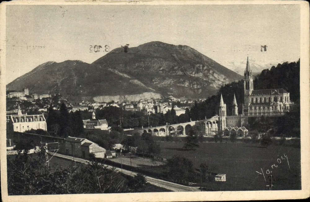Luchat - Vista panorâmica com igreja e montanha — editor Yannouy - Frente