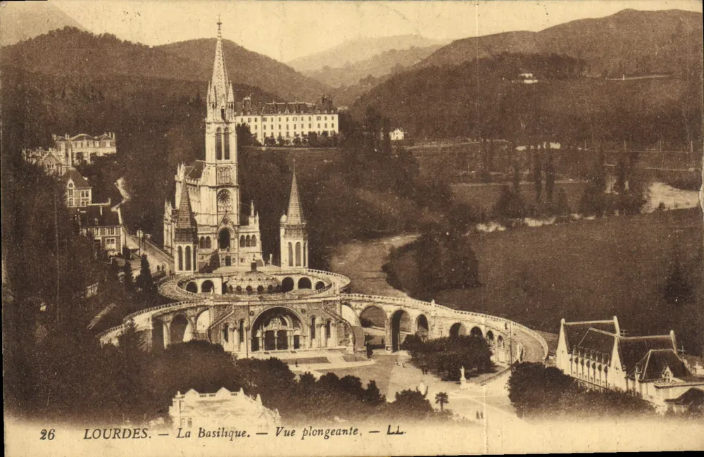 Lourdes — A Basílica — Vista aérea — LL. — N° 26 - Frente