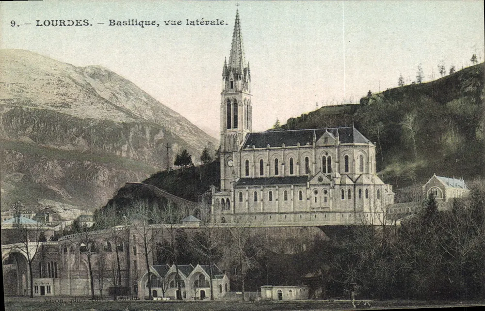 Lourdes — Basílica, vista lateral — Editor: Vilon, fot. Lain - Frente