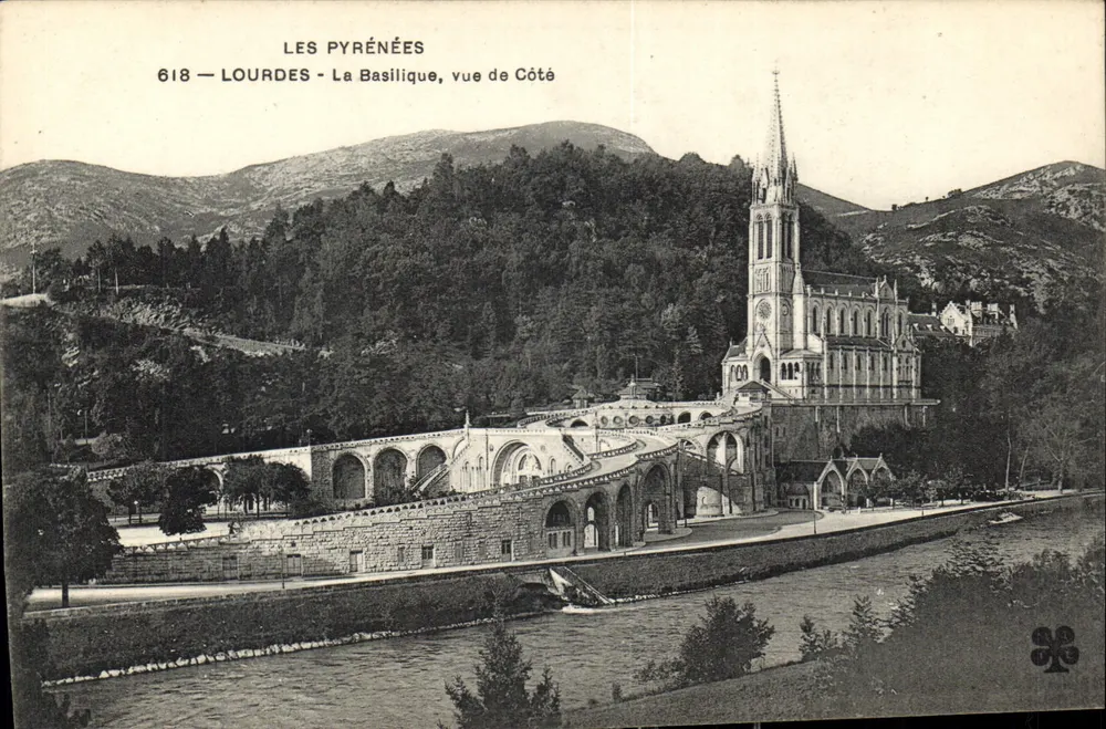 Lourdes - La Basilica, vista di lato — I Pirenei, n°618 - Recto