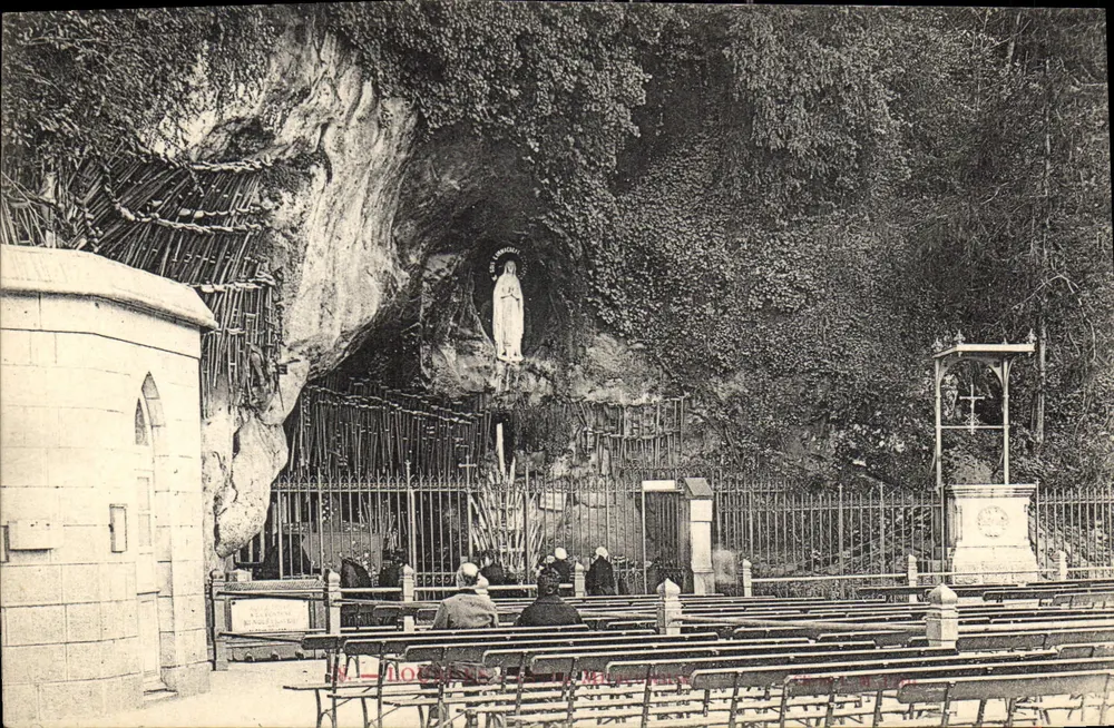 Gruta de Nossa Senhora de Lourdes — estátua da Virgem Maria — editor N. Locus - Frente