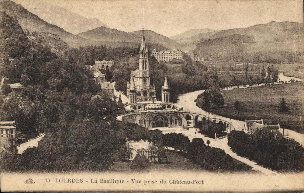 LOURDES - La Basilique - Vue prise du Château-Fort - Recto