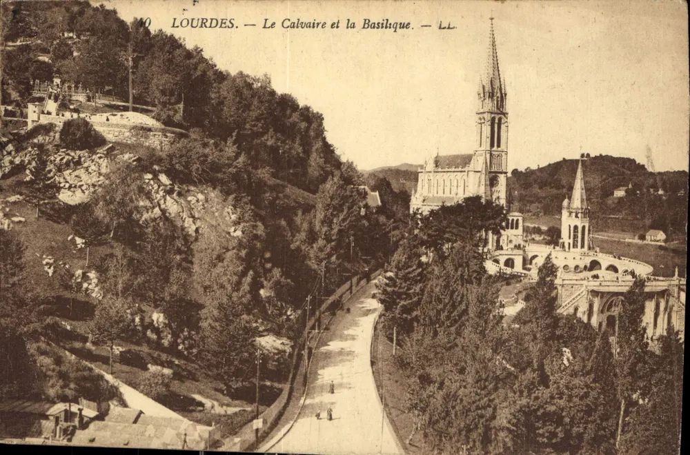 Lourdes — El Calvario y la Basílica — Imp. Levy Frères & Cie, París - Anverso
