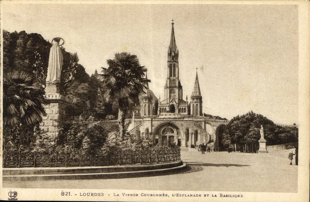 Lourdes - Die gekrönte Jungfrau, die Esplanade und die Basilika - Vorderseite