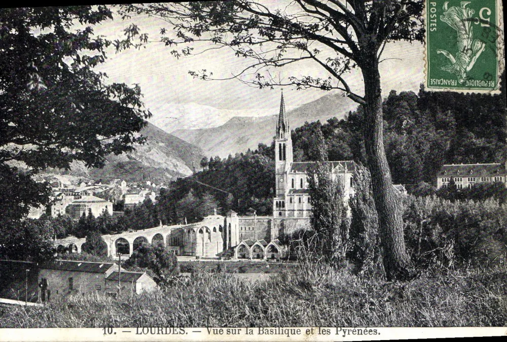 Lourdes — Blick auf die Basilika und die Pyrenäen — unbekannter Verlag, Nr. 10 - Vorderseite