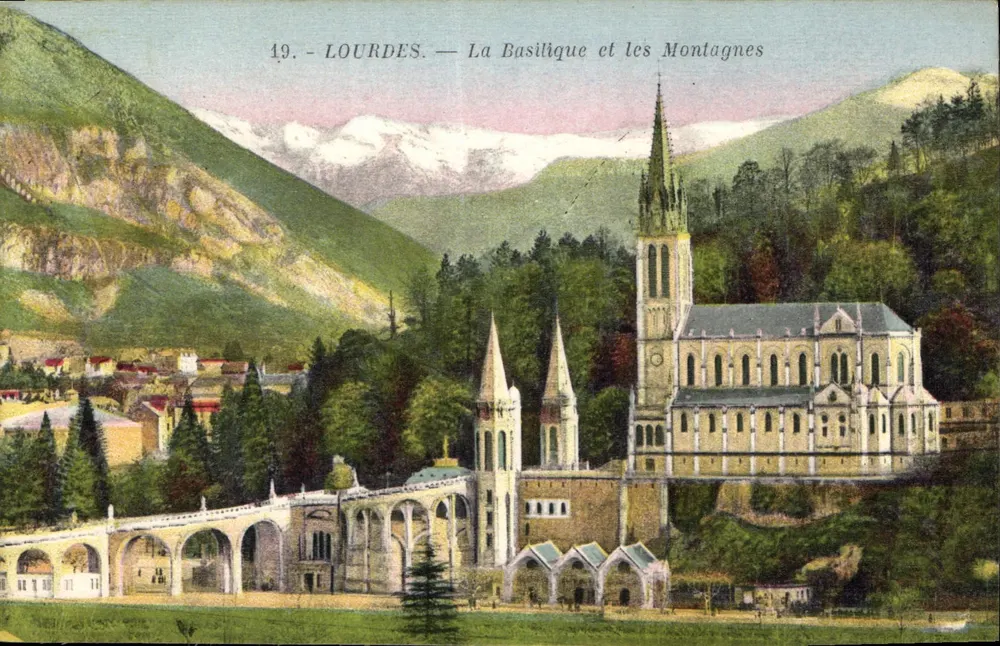 Lourdes — Die Basilika und die Berge — Photo Edition Qarrault - Vorderseite