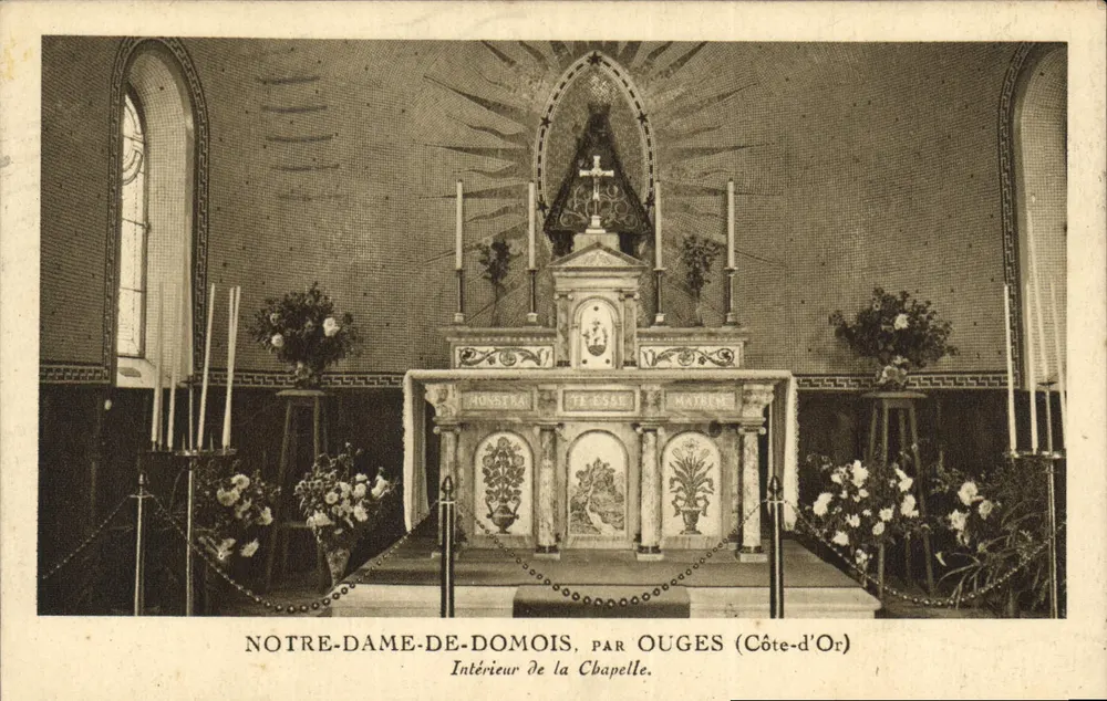 Notre-Dame-de-Domois — Interior da capela — por Ouges (Côte-d'Or) - Frente