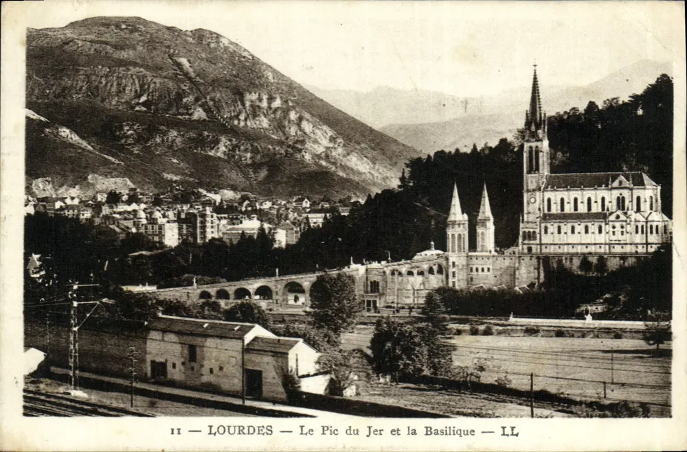 Lourdes — O Pic du Jer e a Basílica — LL - Frente