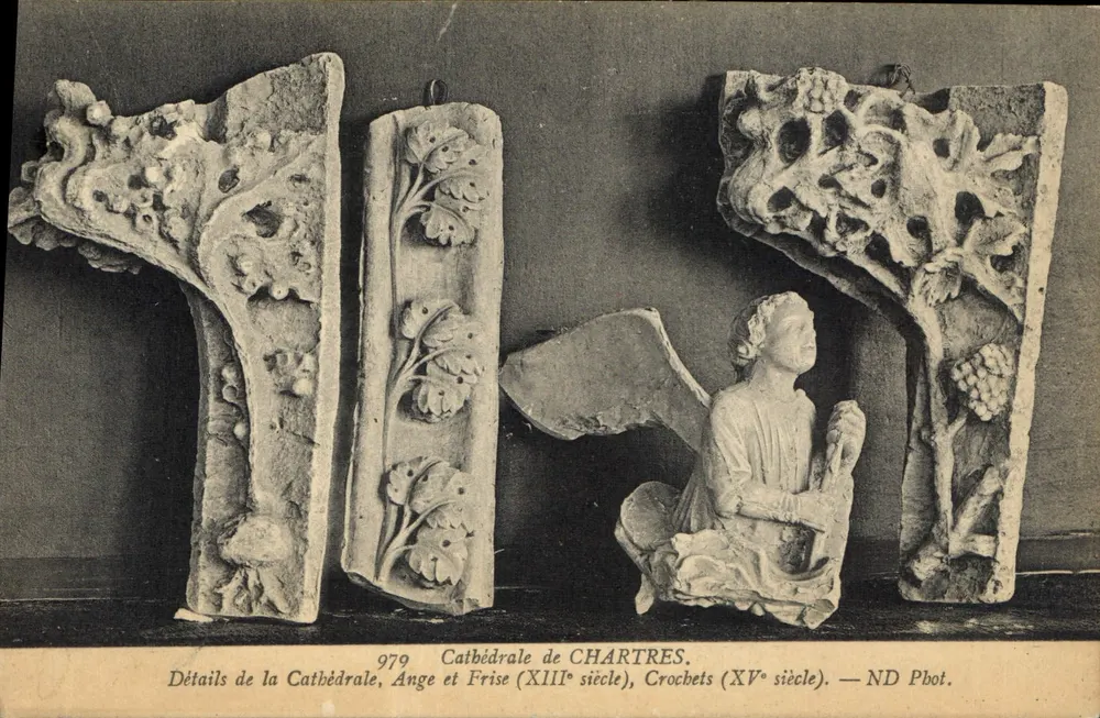 Details der Kathedrale von Chartres — Engel und Fries (13. Jahrhundert), Haken (15. Jahrhundert) — ND Phot. - Vorderseite