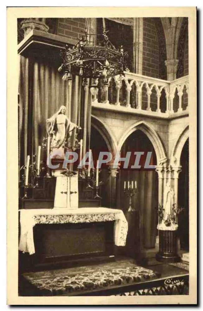 Interior da abadia — capela com altar e estátuas — editor Ciné - Frente
